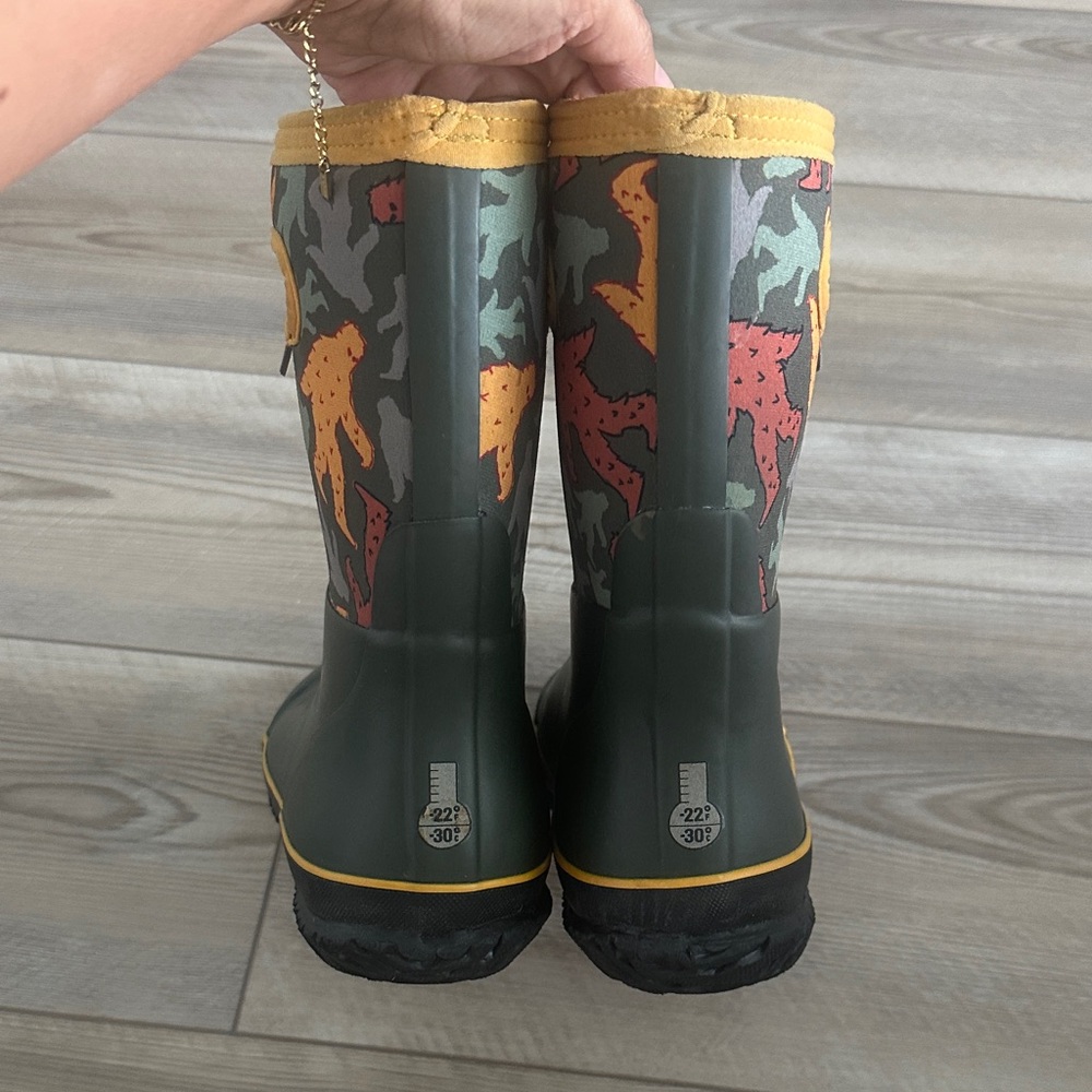 Bogs Kids' Forest Camo Boots size 6 (39) - Picture 5 of 9